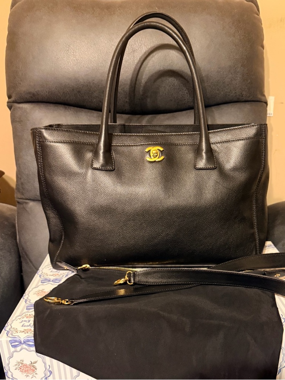 CHANEL Executive Cerf Leather Tote with CC Emblem